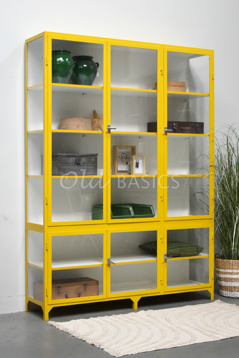 Detail van Apothekerskast Vitrine, 3 deuren, RAL1032, geel, materiaal staal